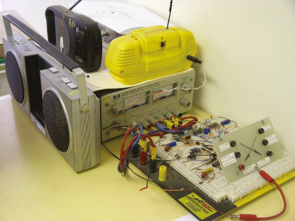 Maqueta de comunicación encriptada en operación que utiliza “dos circuitos de Lorentz” como osciladores caóticos (Núñez, 2006a)