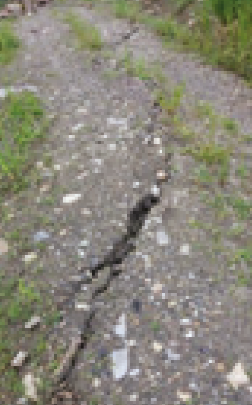 Grieta de tracci&oacute;n hallada en media ladera de la Zona N&uacute;m 4