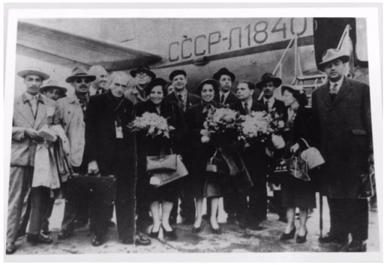 Graciliano e Helo&iacute;sa Ramos desembarcam em Moscou no dia 28/4/1952, juntamente com a comitiva do Partido, para as comemora&ccedil;&otilde;es do 1o de Maio. Fundo Graciliano Ramos, IEB/USP. Refer&ecirc;ncia: GR-F14-005