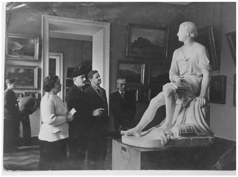 Graciliano no Museu Russo de Leningrado diante da escultura Lomon&oacute;sov adolescente em sua p&aacute;tria, de A. Ivanov. Fundo Graciliano Ramos, IEB/USP. Refer&ecirc;ncia: GR-F14-002