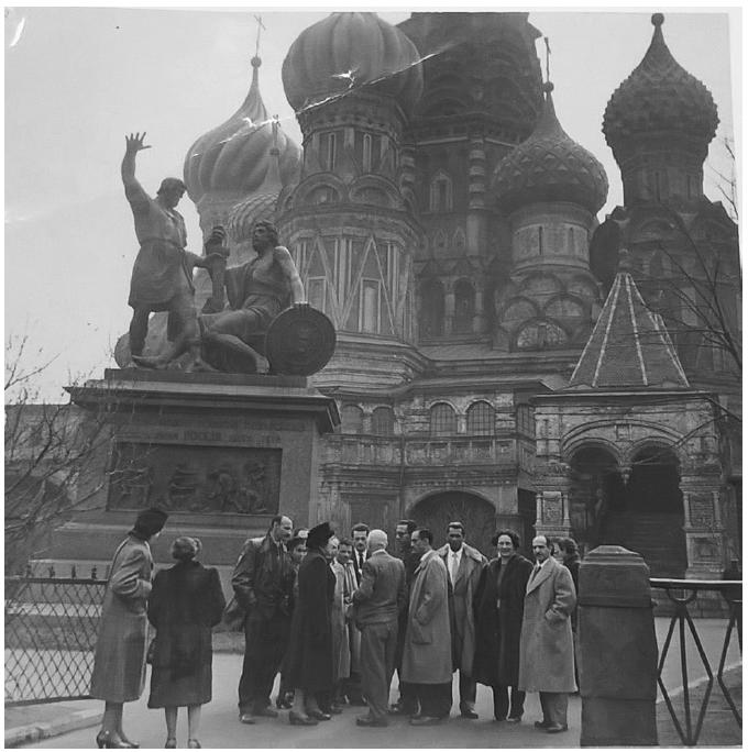 A comitiva brasileira e a Catedral de S&atilde;o Bas&iacute;lio, na Pra&ccedil;a Vermelha. Fundo Graciliano Ramos, IEB/USP. Refer&ecirc;ncia: GR-F14-014