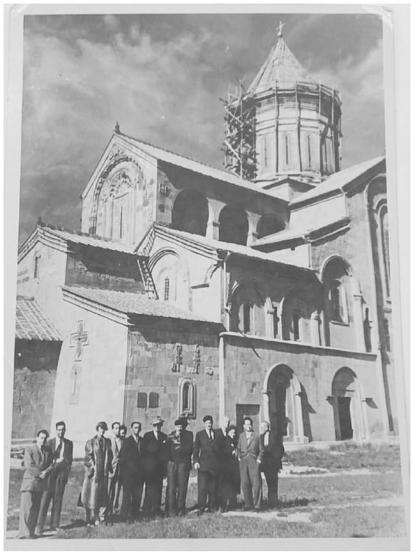 Graciliano (o &uacute;ltimo &agrave; direita), Dalc&iacute;dio Jurandir (o quinto) e amigos em frente &agrave; catedral Svetitskhoveli, na Ge&oacute;rgia. Fundo Graciliano Ramos, IEB/USP. Refer&ecirc;ncia: GR-F14-013
