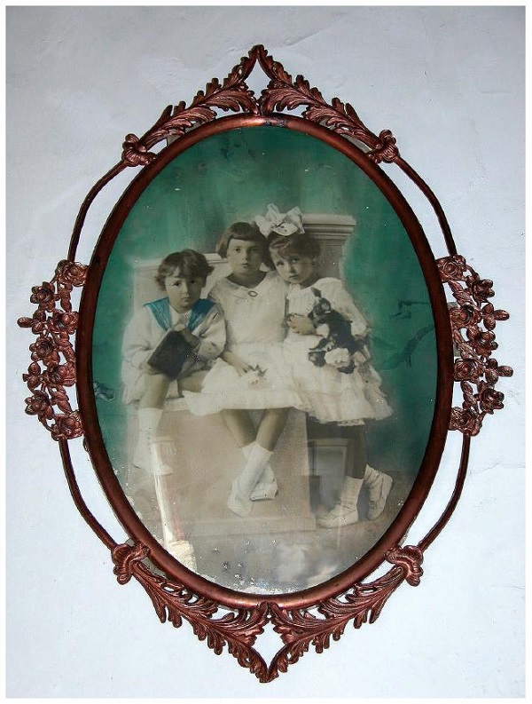 Mar&iacute;a Santib&aacute;&ntilde;ez, &ldquo;Ni&ntilde;os Arreola Baz&rdquo;, c.1927. Col. Cecilia Guti&eacute;rrez Arreola (enmarcada 50 cm aprox.)