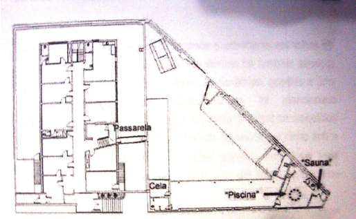 Map showing the catwalk (passarela) connecting the police station to the building next to it, with a cell (cela) a ‘swimming pool’ (‘piscina’) and “sauna” 