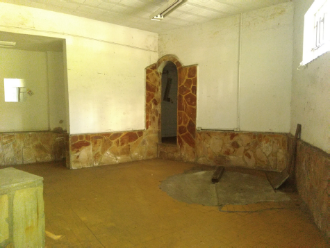 Photograph of the area where the torture described by an unidentified policeman as “hot and cold” was allegedly perpetrated. On the floor is the concrete filling covering the “swimming pool” (piscina) and in the background is the “sauna” room