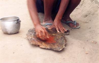 preparing the yellow (itaua) and red (tauapirygĩ) pigments