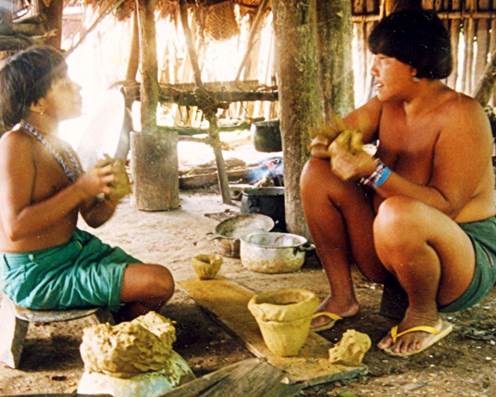 Kira&rsquo;&iacute; learning to make a pot with her mother Muruka&rsquo;&iacute;