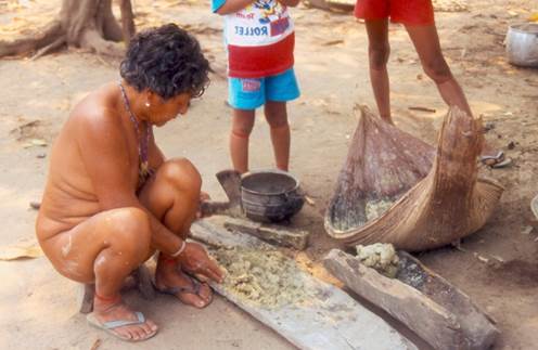 Tapira preparing the clay for it to become &ldquo;smooth&rdquo; without dirt