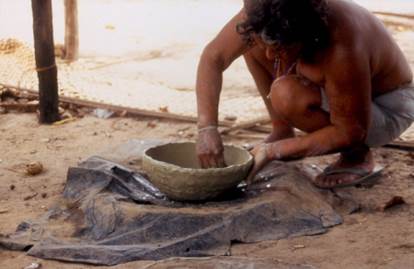 Tapira making a jape&rsquo;e used for toasting flour