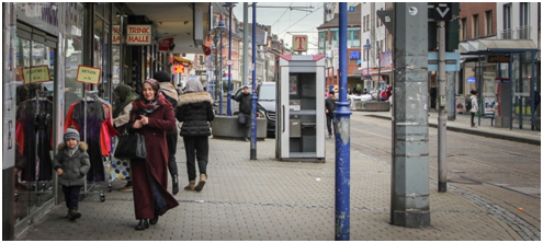 Negocios de ropa usada en Weselwe Strasse, calle principal de Marxloh (Duisburgo, Alemania). Registro: Pablo Mardones (02/2019)