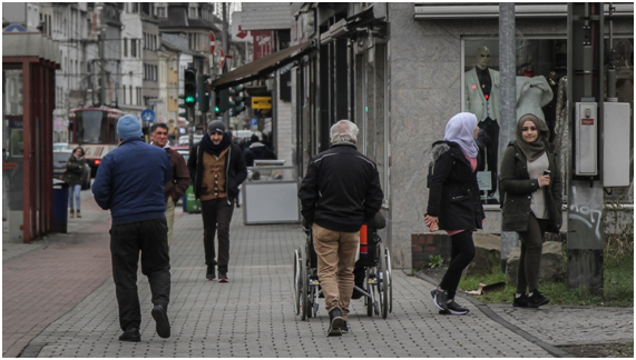 Peatones en Weselwe Strasse, en Marxloh (Duisburgo, Alemania). Registro: Pablo Mardones (02/2019)