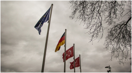 Banderas de Alemania, Turqu&iacute;a, Uni&oacute;n Europea y de la Uni&oacute;n Isl&aacute;mica Turca (DITIB). Mezquita Mezkez en Marxloh (Duisburgo, Alemania). Registro: Pablo Mardones (02/2019)