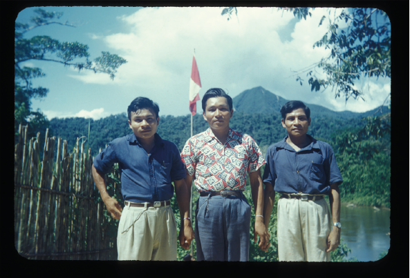 Tres jóvenes awajún profesores bilingües. En la izquierda, David Kuñachil. Foto tomada en la comunidad de Nazareth, en las espaldas es visible el cerro que es presente en muchas memorias oníricas.