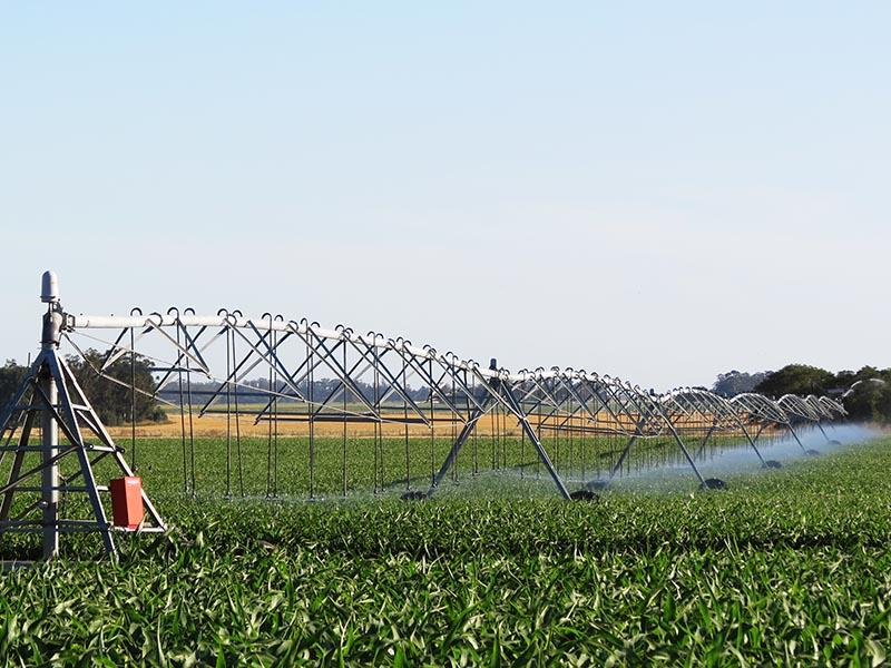 Center pivot irrigation machine