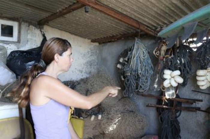 Ros&acirc;nia com suas redes de pesca