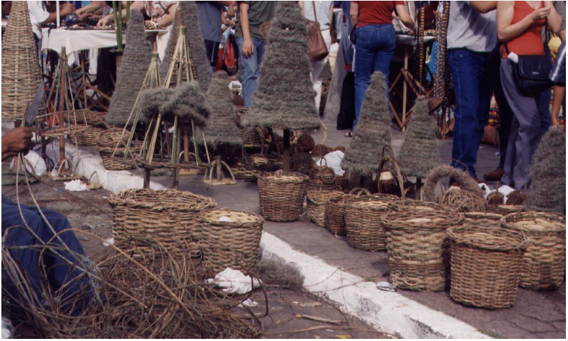 Instala&ccedil;&atilde;o de arte Kaingang de cip&oacute; tran&ccedil;ado na rua Jos&eacute; Bonif&aacute;cio. Feira do Bric do Parque da Reden&ccedil;&atilde;o. Porto Alegre, 2003.