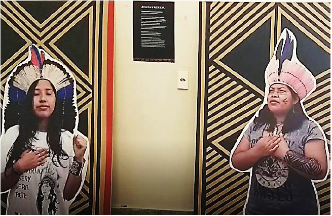 Obras da s&eacute;rie Xondarias, da artista Mby&aacute; Guarani Juliana Kerexu, em exposi&ccedil;&atilde;o no Setor Litoral da Universidade Federal do Paran&aacute;, 2019. A obra de Juliana evoca poderes femininos que, com sua for&ccedil;a ancestral e luta, promovem a vida Guarani (Foto da autora).