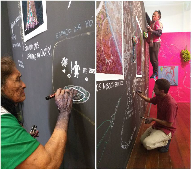 Montagem colaborativa da instala&ccedil;&atilde;o &ldquo;Netos de Makunaim&icirc;: encontros de arte ind&iacute;gena contempor&acirc;nea&rdquo; no Museu de Arte da Universidade Federal do Paran&aacute;, cidade de Curitiba, 2019. &Agrave; esquerda, V&oacute; Bernal &ndash; Bernaldina Jos&eacute; Pedro Merin&aacute; (in memorian); &agrave; direita, Gustavo Caboco e Jaider Esbell (Fotos da autora).