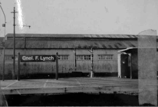 Toma fotográfica del artista utilizada como proyección y referencia en la pintura Cnel Lynch. La cinta de papel indica el modo como el artista realiza recortes en el interior de la imagen a fin de componer la pintura