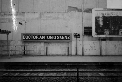 Toma fotográfica del artista utilizada como proyección y referencia en la pintura Dr. Antonio A. Sáenz (FCGB)