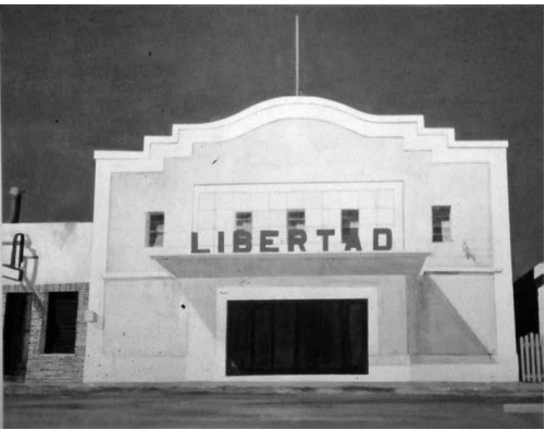 Patricio Larrambebere (1999). Cine Libertad (Conchillas ROU). Acrílico sobre tela. 130 x 110 cm
