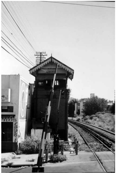 Foto de la cabina de señales de la Estación Drago, tomada por el artista y utilizada en la composición de la obra Dr. L. M. Drago, con barreras averiadas