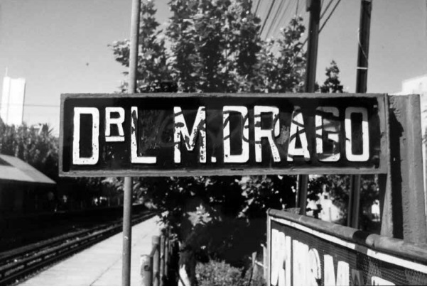 Foto tomada por el artista en la Estación Drago y utilizada en la composición de la obra Dr. L. M. Drago, con barreras averiadas.