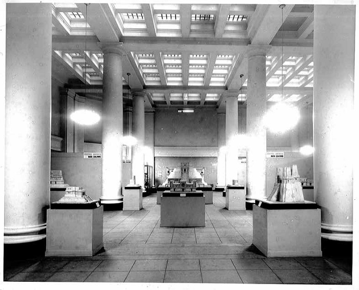 Modelos arquitect&oacute;nicos de Am&eacute;rica Central construidos por Herbert Spinden en el Museo de Brooklyn, 1937 - 1 fotograf&iacute;a, sepia, 20,6 x 25,5 cm