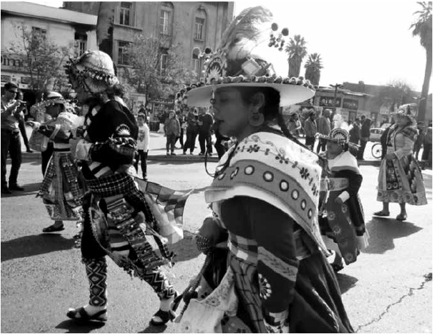 Comparsa boliviana en procesi&oacute;n de la Virgen de Copacabana en el centro de Santiago de Chile