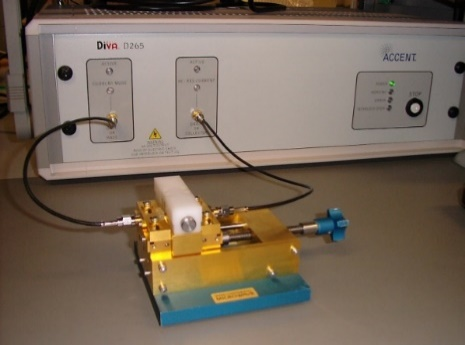 Sistema de medida DIVA usado para caracterizar los efectos din&aacute;micos de transistores de microondas. El transistor a medir se halla debajo del pusher de pl&aacute;stico blanco ubicado en el medio del test fixture.