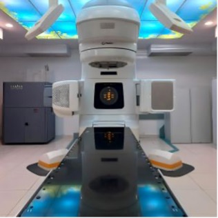 Sistema de radioterapia guiada por imagen Brainlab Exactrac X-ray 6D del Centro de Radioterapia Siglo XXI, que se compone de dos tubos de rayos X y dos detectores de panel plano.