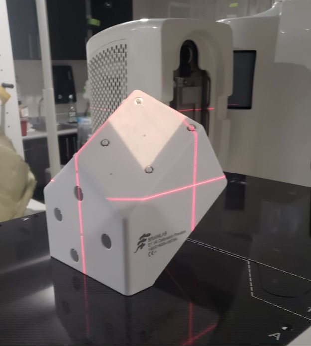 Maniqu� Exactrac utilizado para calibraci�n del m�dulo de rayos X, ubicado en la camilla del acelerador lineal.