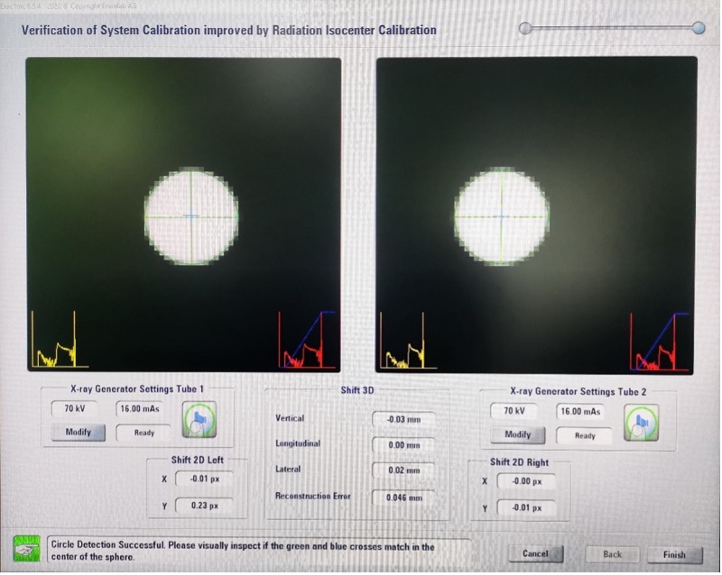 Herramienta para evaluar la precisi�n del isocentro, en donde la esfera de la imagen adquirida est� representada por una cruz de color verde, y el isocentro de la calibraci�n de rayos X se identifica por una cruz de color azul.