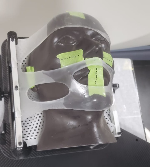 Maniqu� de cr�neo posicionado con la m�scara Brainlab.