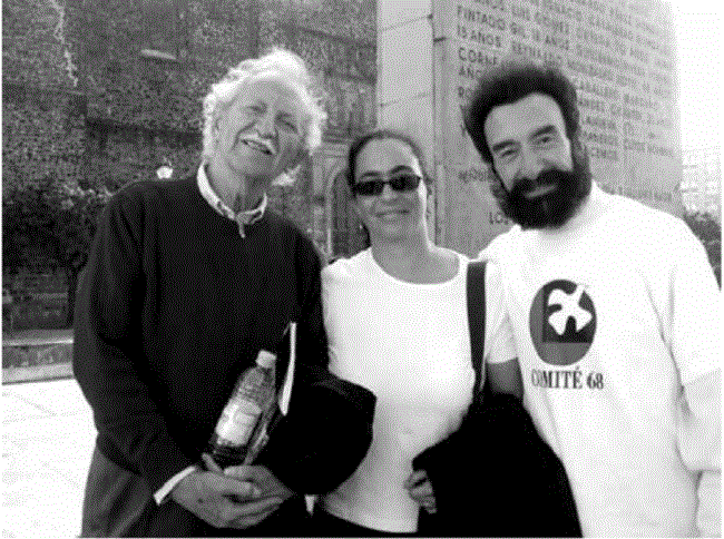 Frente a la Estela de Tlatelolco en 2008: Fausto Trejo, Eugenia Allier y Leopoldo Ayala