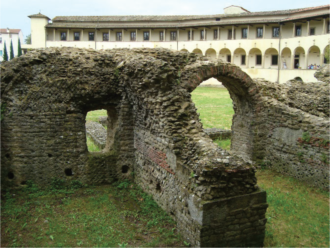 Arezzo (Italia). Anfiteatro romano. Detalles de los restos de la &eacute;poca romana, atr&aacute;s se encuentra el Museo Arqueol&oacute;gico. Foto &copy; Olimpia Niglio, 2012.