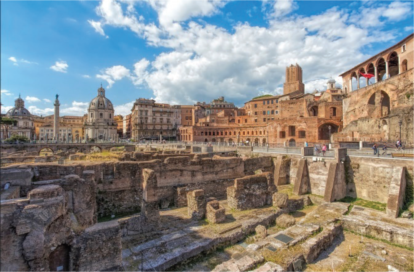 Roma. Foro Traiano (siglo i d. C.) y el desarrollo de la ciudad en sus distintas etapas hist&oacute;ricas. Construir sobre lo construido ha contribuido a generar nuevas intertextualidades y a renovar el significado del patrimonio cultural original. Foto &copy; Olimpia Niglio 2014.