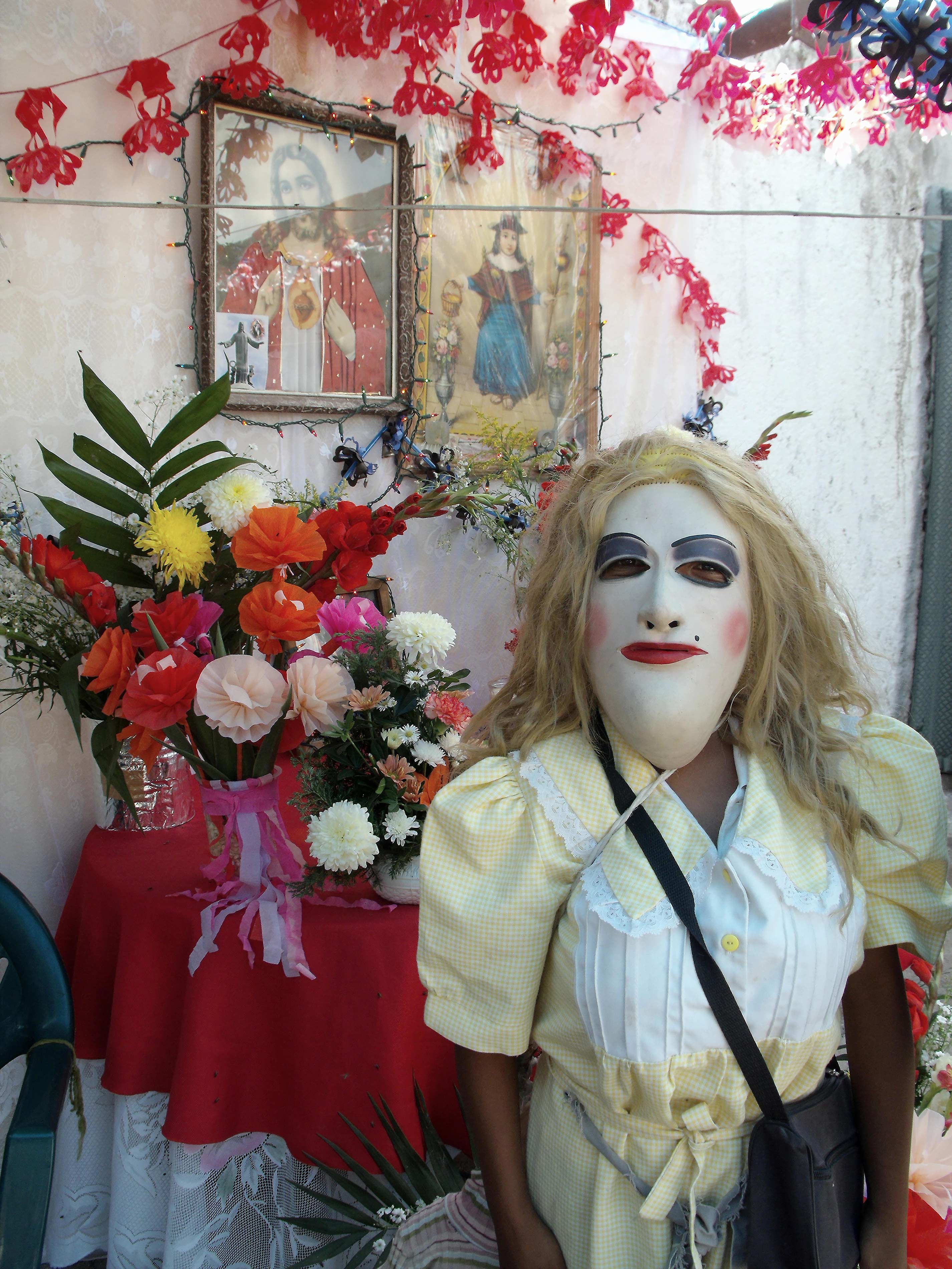 Mojiganga frente al altar dedicado al Sagrado Corazón y al Santo Niño de Atocha. Comunidad de Guadalupe, San Felipe, Guanajuato, 2010.
				
			
		
		
			
				
					