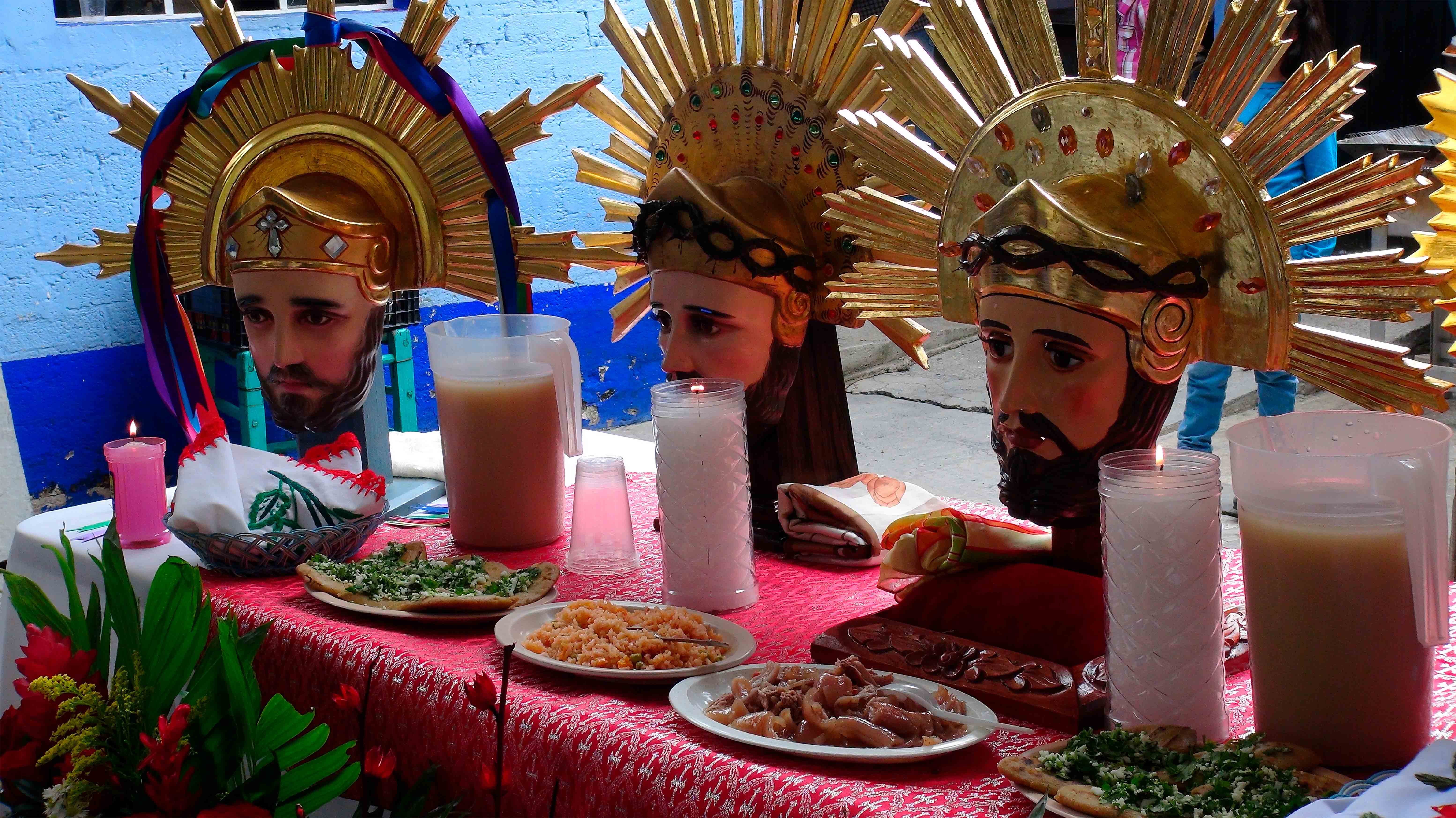 Comida y bebida para tres Divinos Rostros.