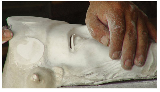 El Divino Rostro es un mascarón que puede ser fabricado con
							diferentes materiales, como fibra de vidrio, resina, maderas nobles,
							cartón comprimido o una combinación de ambas.