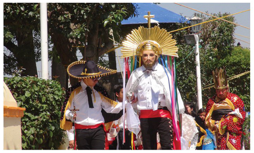 El danzante-santo rumbo a la iglesia.