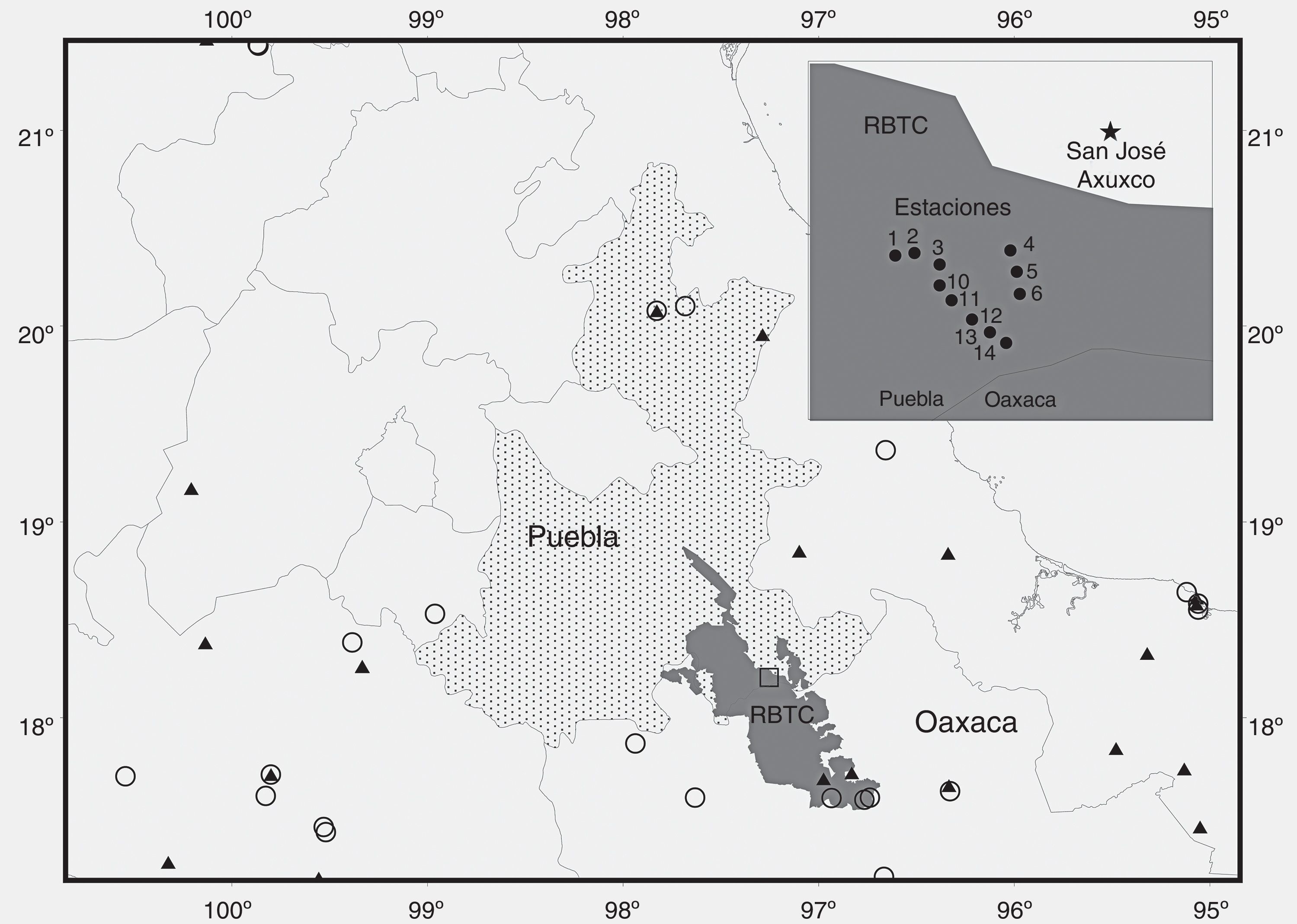 El ejido de San Jos&eacute; Axuxco se encuentra en el sur de Puebla y colinda con Oaxaca. La ventana muestra el arreglo espacial de las estaciones de muestreo en el ejido y dentro de los l&iacute;mites de la Reserva de la Biosfera Tehuac&aacute;n-Cuicatl&aacute;n (RBTC). El mapa indica la ubicaci&oacute;n geogr&aacute;fica de San Jos&eacute; Axuxco (cuadrado) en relaci&oacute;n con los registros conocidos de Leopardus wiedii (c&iacute;rculos) y Puma yagouaroundi (tri&aacute;ngulos) en el centro de M&eacute;xico.