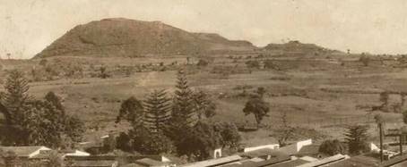 Paisaje de la zona noroeste de Xalapa a principios del siglo XX. Se observa el cerro de Macuilt&eacute;petl completamente deforestado. Fotograf&iacute;a tomada de la p&aacute;gina de Facebook Xalapa antiguo (febrero de 2018)