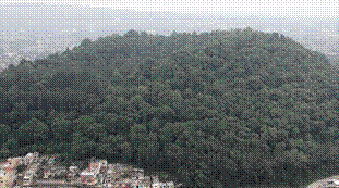 Vista del Parque Ecol&oacute;gico Macuilt&eacute;petl en a&ntilde;os recientes, rodeado de la zona urbana de la ciudad de Xalapa, Veracruz. Fotograf&iacute;a tomada de www.gobernantes.com/vernota.php?id=123003 (5 de mayo de 2015)