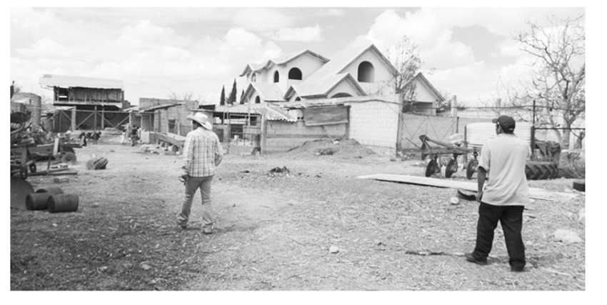 CONTRASTE DE VIVIENDA RURAL TRADICIONAL VS VIVIENDA CONSTRUIDA POR MIGRANTES EN LA MAGDALENA T&Eacute;TELA MORELOS