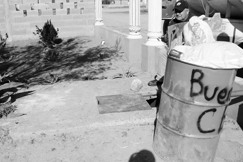 Cesto de basura sobre la cisterna