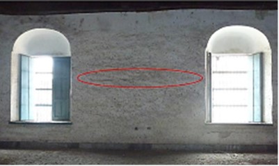 Horizontal cracks in the lower part
of the wall (axis 1).