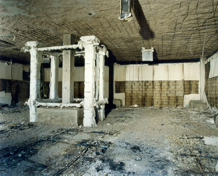 Detail of extent and severity of slab spalling (fck = 74 MPa) after fire simulation. Highlighting, observe the integrity conditions of the high strength concrete column (fck = 103 MPa)