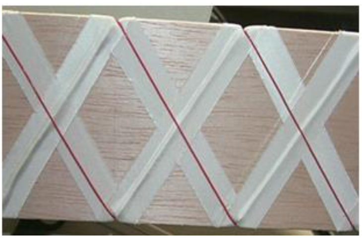 Esquema de colocaci&oacute;n del Alambre de aleaci&oacute;n
con memoria de forma a 45 grados (π/8 radianes).