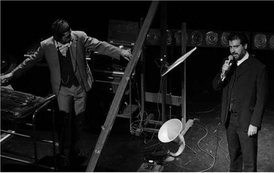 Rafael Spregelburd
y Federico Zypce en escena de Apátrida. Doscientos
años y unos meses. Foto: Ale Star.